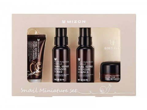 Mizon mini veido priežiūros priemonių rinkinys Snail Miniature Set rinkinį sudaro: daugiafunkcinė esencija veidui 50ml, daugiafunkcinis tonikas veidui 50ml, daugiafunkcinis veido kremas 15g ir veido odos prausiklis 30ml 